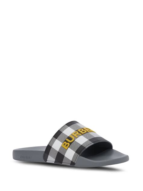 farfetch burberry flip flops